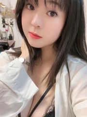 白云性感丰满小骚货